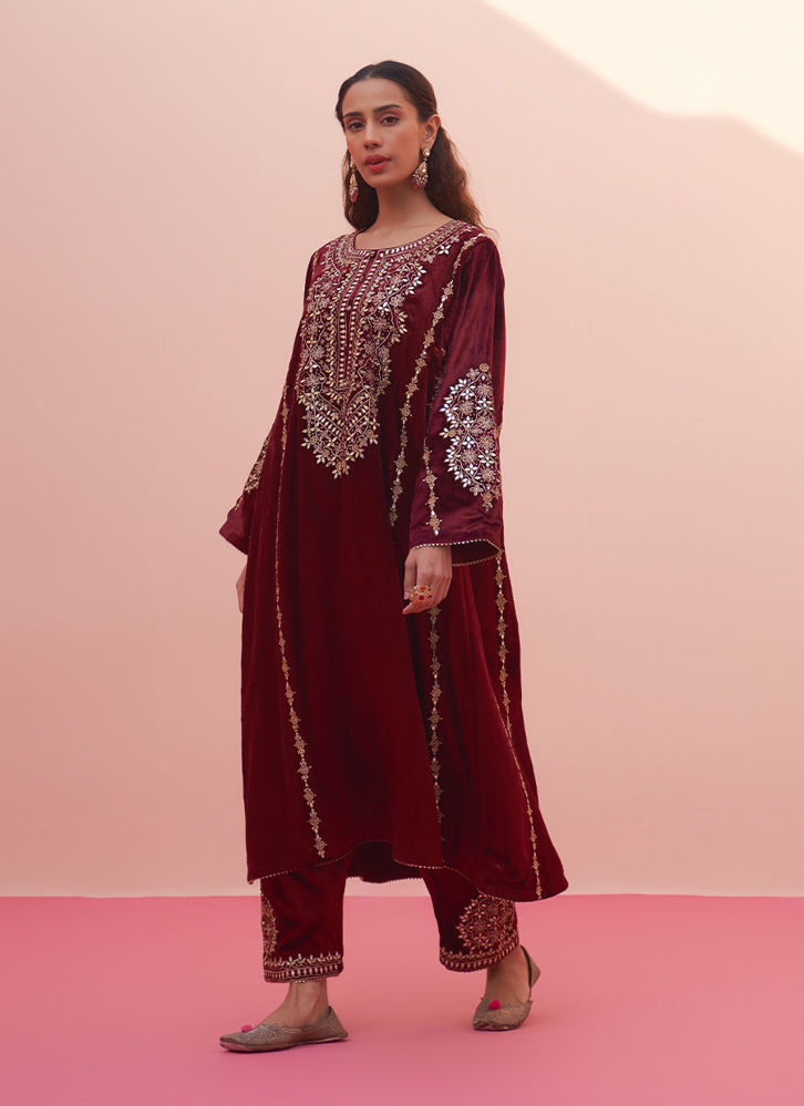 Picture of Maroon Velvet Choga Set